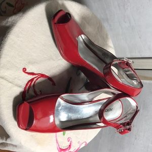 Red patent Aérosoles wedge sandal